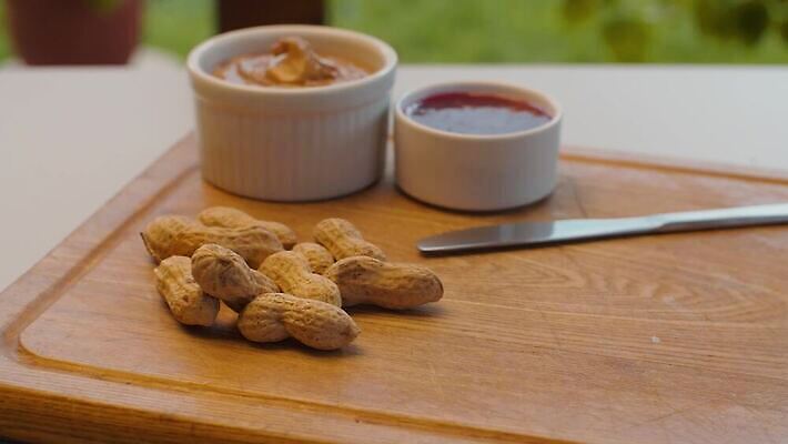 전통 손 음식 빵 조각 다이어트 탁자 도마 샌드위치 사람없음 야외 목재 빨간색 정원 식사 견과류 흰색 신선 닫기 달콤 맛 아침식사 매끈함 잼 크림 준비 땅콩 토스트 젤리 버터 점심식사 넣기 마멀레이드 맛있는 4K MOV 해외동영상 클립영상 나무 컬러 가구 컨셉 재료 모션 주방용품 디저트 건강 신체부위 감각 소스_음식 동영상 파일형식