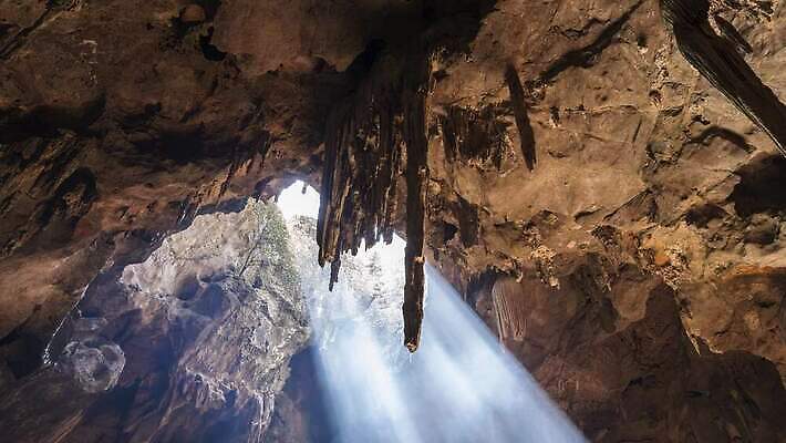 아시아 여행 백그라운드 벤치 자국 모션 자연 풍경 사람없음 초록색 물 여름 파란색 빛 컬러풀 어둠 광선 터널 동굴 질감 전쟁 화산 알프스 장면 지하 내추럴 석회암 이국적 절정 지질 4K MOV 해외동영상 클립영상 자연요소 계절 유럽 나라 길 컬러 의자 산 암석 생태계 동영상 파일형식