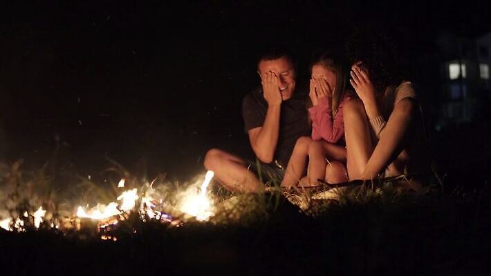 라이프스타일 커플 여자 남자 딸 행복 여행 가족 모션 엄마 휴가 불꽃 휴식 함께함 따뜻함 요리 사람 세명 여름 소풍 뜨거움 아빠 숲 모닥불 주말 4K MP4 해외동영상 클립영상 계절 감정 컨셉 관계 불 생활 야외활동 동영상 파일형식
