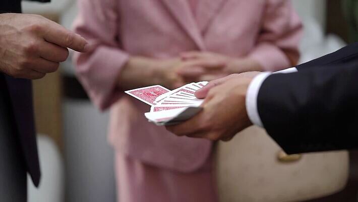 직업 손 남자 장난 놀이 거리 사람 정장 성인 여름 공연 연주자 마술사 관찰 잡기 도시 업무 속임수 신용카드 재산 도박 닫기 군중 카지노 예술가 쇼 딜러 포커 마법 보여주기 오해 MOV 해외동영상 클립영상 옷 계절 모션 이벤트 신체부위 금융 음악가 마술 게임 작업 트럼프 동영상 파일형식