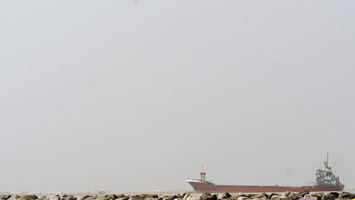 산업 바다 여행 비즈니스 교통시설 자연 하늘 항해 사람없음 물 파란색 강 항구 장비 화물 도시 보트 상품 큼 크루즈 컨테이너 무역 함선 상업 해군 포트 무거움 물류 유조선 비어있는 4K MOV 해외동영상 클립영상 자연요소 컬러 교통 배_교통 군대 운송업 무게 크기 시설 생태계 동영상 파일형식