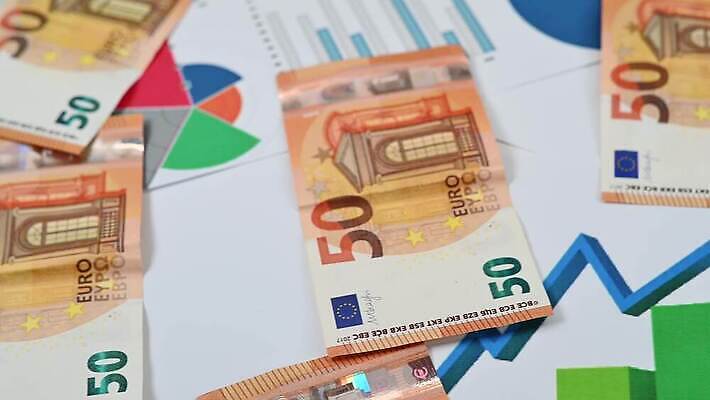 손 유럽 종이 백그라운드 지폐 돈 비즈니스 성공 금융 경제 사무실 숫자 쪽지 저축 유로 흰색 비즈니스맨 계산 시장 재산 구매 심볼 주기 투자 이익 계산서 월급 대출 수입 예산 카운트 4K MP4 해외동영상 클립영상 문자 남자 나라 컬러 컨셉 모션 신체부위 쇼핑 직장인 동영상 파일형식