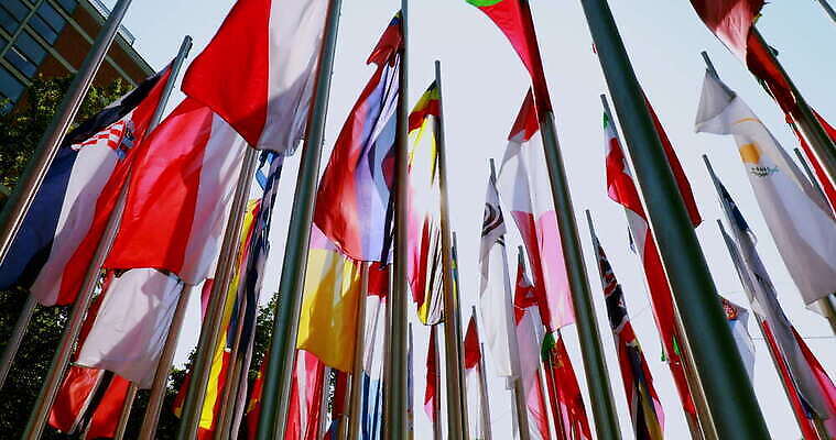 로우앵글 바람 독일 사람없음 야외 깃발 변화 신분 뮌헨 유럽연합 바이에른 4K MOV 해외동영상 클립영상 자연요소 유럽 뷰포인트 컨셉 날씨 동영상 파일형식