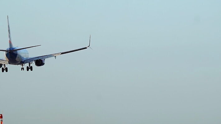 산업 여행 날개 회사 비즈니스 교통시설 모션 비행기 사람없음 맑음 안개 공항 항공 상업 활주로 제트기 승객 우주산업 느림 대패 착륙 접근 항공사 지상주행 유도로 MOV 해외동영상 클립영상 길 교통 항공교통 날씨 대중교통 우주 시설 동영상 파일형식