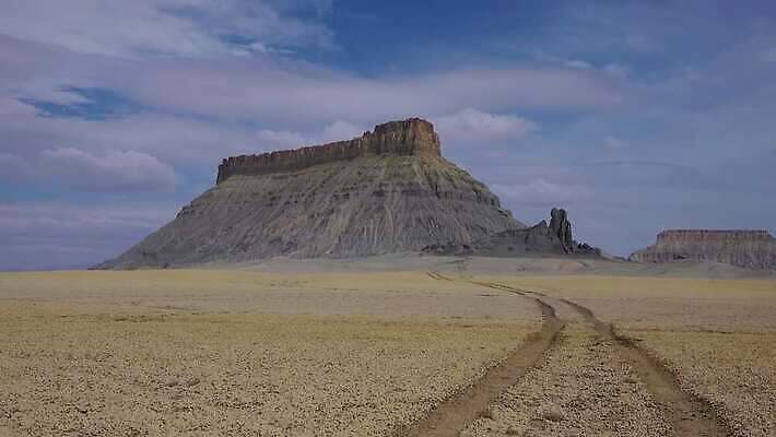 여행 공장 자연 하늘 산 건조 풍경 사람없음 야외 파란색 골짜기 계곡 미국 회색 사막 달 암석 바위 황무지 스카이라인 랜드마크 지질학 불모지 4K MP4 해외동영상 클립영상 자연요소 교육 컬러 북아메리카 공업 돌_바위 생태계 동영상 파일형식