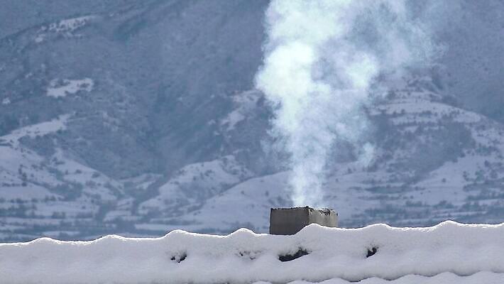 외관 계절 백그라운드 컨셉 겨울 건축양식 하늘 지붕 벽돌 산 주택 흡연 따뜻함 굴뚝 사람없음 야외 건물 빨간색 마을 환경 힘 에너지 추위 흰색 시골 도시 오염 연기 정상 묘사 장면 난방 4K MP4 해외동영상 클립영상 건축물 건축 컬러 담배 동영상 파일형식