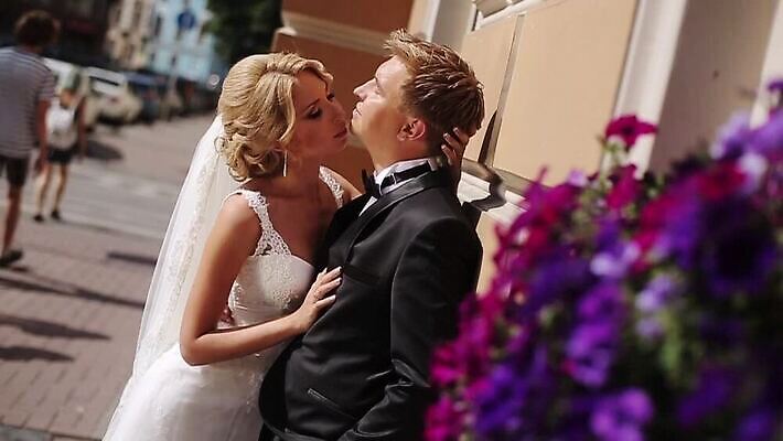 백인 커플 드레스 여자 남자 물결 파도 신랑 결혼 신혼부부 포옹 결혼식 나비넥타이 키스 사랑 정장 야외 두명 여름 금발 걷기 귀여움 맑음 검은색 산책 흰색 센터 베일 MOV 해외동영상 슬로모션 클립영상 서양인 헤어스타일 부부 옷 계절 감정 바다 컬러 컨셉 관계 안기 모션 넥타이 날씨 휴식 촬영기법 사람 이벤트 애정표현 신혼 동영상 파일형식