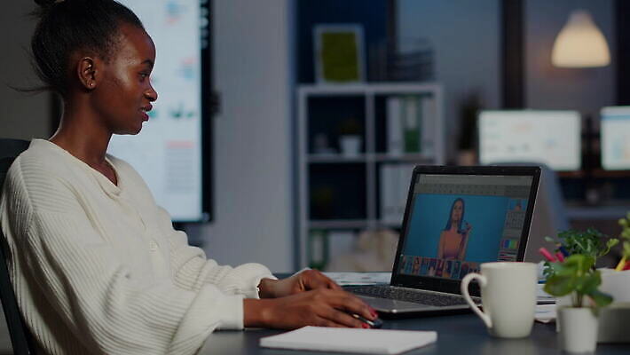 편집 직업 디자인 인터넷 비즈니스 사업가 노동자 직장 실내 피곤 창조 앉기 경사 사람없음 그래픽 노트북 컴퓨터 사무실 디지털 스크린 모니터 검은색 업무 작업 야간 디자이너 사진사 책상 예술가 업무과다 야근 동영상 그래픽디자이너 마감 소프트웨어 프리랜서 4K MOV 해외동영상 클립영상 자연요소 컬러 가구 컨셉 회사 모션 내부 전자제품 작가 파일형식