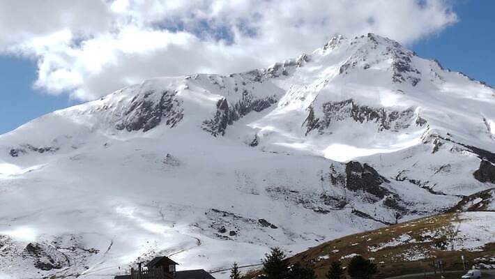 구름 공원 유럽 여행 자연 하늘 산 파노라마 풍경 사람없음 야외 파란색 여행객 봄 트래킹 하이킹 프랑스 바위 정상 프랑스어 산악지대 랜드마크 전국 절정 눈내림 4K MP4 해외동영상 클립영상 자연요소 문자 계절 공공시설 나라 컬러 레저 눈_날씨 촬영기법 사람 돌_바위 생태계 동영상 파일형식