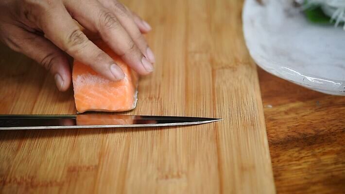 전통 접시 손 음식 바다 조각 다이어트 오렌지 건강 어류 요리 미술 동양인 주방 식당 일본 요리사 식사 저녁식사 초밥 회 신선 시장 칼 맛 떨어짐 먹기 해산물 질감 날것 날카로움 서빙 연어 실수 뷔페 사무라이 오메가 맛있는 MOV 해외동영상 클립영상 직업 식기 아시아 컨셉 과일 모션 문화예술 인종 신체부위 상점 수중동물 동영상 일본음식 파일형식