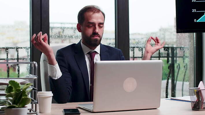 직업 라이프스타일 웰빙 남자 선 포즈 회사 비즈니스 CEO 요가 창문 휴식 노동자 스트레스 건강 피곤 사람 앉기 노트북 컴퓨터 사무실 업무 비즈니스맨 호흡 종업원 책상 명상 경영자 주인 책임자 경영 쉬운 효율 4K MOV 해외동영상 클립영상 가구 컨셉 모션 생활 전자제품 작업 직장인 리더 동영상 파일형식