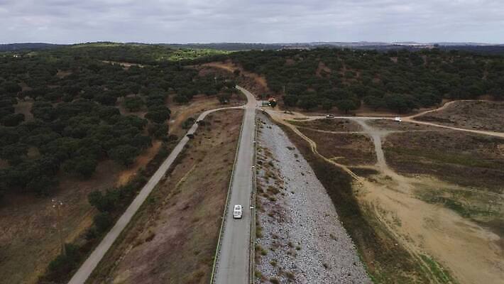 라이프스타일 유럽 도로 호수 바다 여행 교통시설 자동차 자연 하늘 거리 안테나 파노라마 풍경 사람없음 야외 물 여름 환경 캠핑 운전 시골 저수지 고속도로 승차 아스팔트 댐 포르투갈 승합차 언덕 항공촬영 구름다리 드론 소셜 카라반 4K MOV 해외동영상 클립영상 자연요소 계절 공공시설 나라 길 육상교통 뷰포인트 교통 통신 모션 승용차 레저 촬영기법 생활 다리 시설 생태계 캠핑카 동영상 가교 파일형식