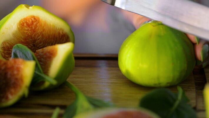 손 음식 조각 과일 재료 건강 요리 신체부위 햇빛 주방 식사 신선 칼 자르기 먹기 그리스 유기농 바질 무화과 채식주의자 4K MOV 해외동영상 클립영상 웰빙 유럽 모션 사람 태양 채식 동영상 파일형식