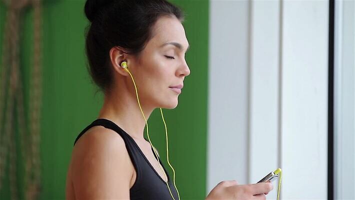 백인 라이프스타일 웰빙 여자 음악 스포츠 포즈 신체 요가 휴식 건강 한명 미소 사람 운동 평화 화목 활발 듣기 에너지 영혼 날씬함 집중 연습 명상 체육관 위치 에어로빅 돌봄 플레이어 아사나자세 MP4 해외동영상 클립영상 서양인 1 컨셉 모션 문화예술 표정 생활 요가자세 춤 몸매 동영상 파일형식