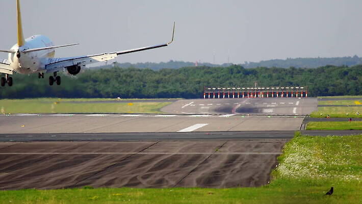 산업 여행 날개 회사 비즈니스 교통시설 비행기 사람없음 맑음 안개 공항 항공 상업 활주로 제트기 승객 우주산업 대패 착륙 접근 항공사 4K 지상주행 유도로 MOV 해외동영상 클립영상 길 교통 항공교통 날씨 대중교통 우주 시설 동영상 파일형식