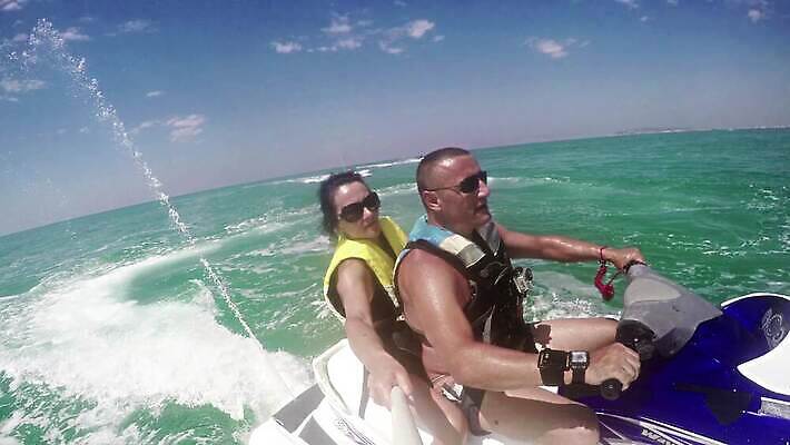 커플 스포츠 파도 바다 여행 포즈 휴가 스키 사람없음 야외 물 여름 힘 기쁨 낭만 물방울 보트 떨어짐 크루즈 속도 흥분 휴양지 분무기 제트기 달리기선수 4K MP4 해외동영상 클립영상 레이스천 자연요소 계절 감정 컨셉 배_교통 관계 겨울스포츠 비행기 장소 직물 육상선수 동영상 파일형식