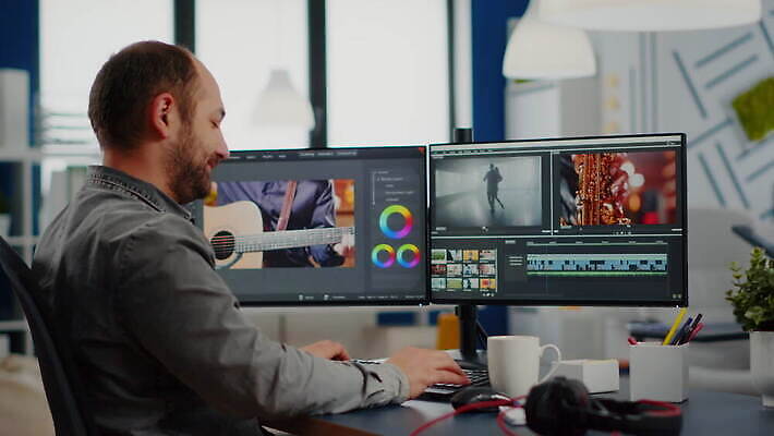 편집 직업 디자인 회사 비즈니스 직장 실내 창조 사람 그래픽 컴퓨터 사무실 디지털 모니터 건축가 디자이너 필름 영화 예술가 오디오 동영상 멀티미디어 블로거 소프트웨어 프로젝트 4K MOV 해외동영상 클립영상 문화예술 내부 전자제품 파일형식