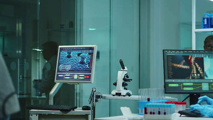 직업 과학 건강 현미경 실험 사람없음 치료 약 장비 간호사 의사 그룹 엔지니어 실험실 바이러스 보호 질병 생명공학 야간 저녁 연구원 과학자 분석 직원 생물학 하이테크 미생물 혁명 개발 백신 전염병 화학자 코로나바이러스 4K MOV 해외동영상 클립영상 자연요소 교육 컨셉 의학 생물 기술 실험기구 의료진 기술자 동영상 학자 파일형식