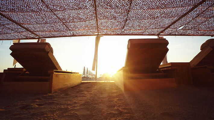 라이프스타일 행복 모래 바다 섬 여행 백그라운드 우산 자연 하늘 호텔 휴가 휴식 사람 사람없음 물 햇빛 태양 일출 맑음 수영 일몰 휴게실 고급 휴양지 선베드 알바니아 이국적 파라다이스 4K MOV 해외동영상 클립영상 자연요소 감정 컨셉 의자 숙소 날씨 생활 노을 장소 수상스포츠 생태계 동영상 파일형식 남유럽