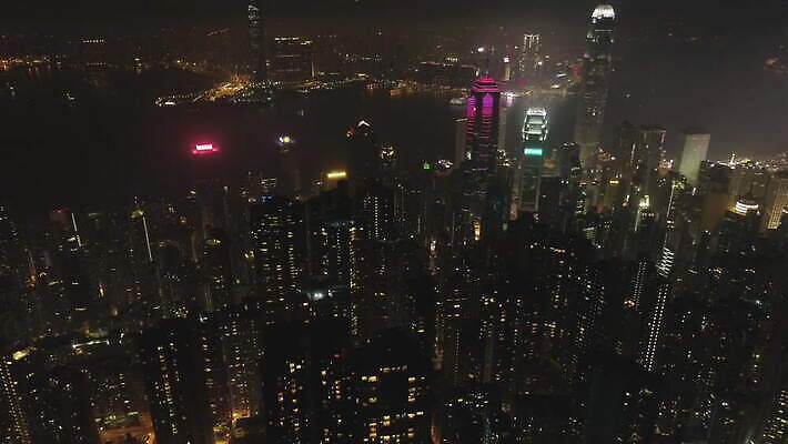 아시아 여행 비즈니스 건축양식 하늘 안테나 사람없음 건물 금융 도시풍경 사무실 항구 고층빌딩 중국 도시 보행로 도심 헬리콥터 야간 저녁 큼 지역 홍콩 스카이라인 갸우뚱 빛망울 항공촬영 드론 얇은 절정 4K 설정숏 MOV 해외동영상 클립영상 자연요소 건축물 건축 나라 길 뷰포인트 통신 교통시설 모션 비행기 촬영기법 풍경 빌딩 경제 빛 크기 동영상 파일형식