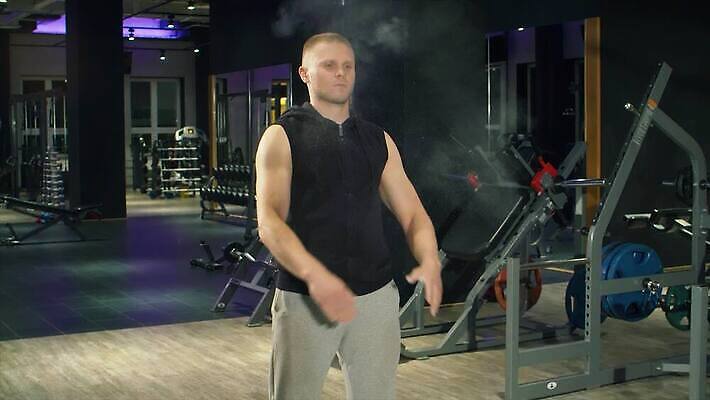 백인 1 남자 스포츠 포즈 신체 근육 실내 건강 한명 사람 운동 힘 에너지 도전 무게 보디빌더 연습 체육관 근육질 노력 무거움 극복 리프팅 운동가 이두근 유일 4K MP4 해외동영상 슬로모션 클립영상 서양인 촬영기법 내부 보디빌딩 몸매 동영상 파일형식