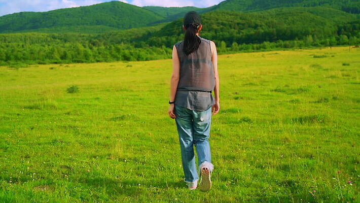 라이프스타일 여자 행복 여행 밭 모션 휴식 산 한명 사람 풍경 잔디 초원 초록색 여름 햇빛 농장 걷기 환경 계곡 화목 산책 트래킹 하이킹 자유 시골 농부 방향 장면 내추럴 무료 밭일 하이커 혼자 MOV 해외동영상 슬로모션 클립영상 식물 직업 1 계절 감정 컬러 컨셉 농업 레저 촬영기법 생활 태양 동영상 파일형식