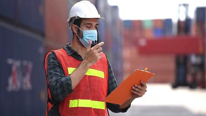 직업 모자 산업 유니폼 비즈니스 공장 노동자 한명 안전 사람 동양인 야외 장비 화물 작업 작업실 수술 엔지니어 운전사 제조 보호 휴대용 창고 직원 무역 라디오 상업 수납 정비공 공학 경영 제어 4K MP4 해외동영상 클립영상 1 잡화 옷 교육 컨셉 공업 인종 전자제품 운송업 기술자 오브젝트 동영상 파일형식