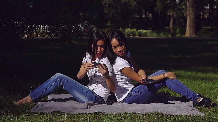 라이프스타일 손 행복 2 통신 모바일 함께함 기술 미소 동양인 소녀 성인 두명 친구 스마트폰 핸드폰 컴퓨터 디지털 일본 중국 우정 터치 정보 청바지 잡기 그룹 구매 무선전화기 전자 나눔 온라인 블로그 소셜 채팅 터치스크린 네트워킹 MOV 해외동영상 클립영상 여자 감정 아시아 어린이 컨셉 바지 관계 모션 표정 사람 인종 생활 신체부위 전자제품 스마트기기 쇼핑 네트워크 전화기 동영상 파일형식