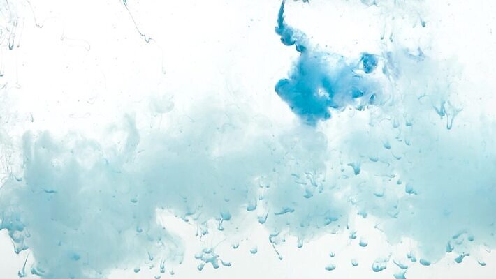 컬러 백그라운드 이동 추상 수채화 잉크 실내 사람없음 물 파란색 수중 페인트 거품 펼침 흐름 소용돌이 흰색 물방울 얼룩 액체 붓기 닫기 떨어짐 공상 흘림 섞기 효과 유체 화면전환 MP4 해외동영상 슬로모션 클립영상 자연요소 컨셉 무늬 모션 촬영기법 내부 회오리 동영상 파일형식