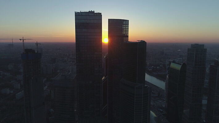 실루엣 비즈니스 하늘 아침 불꽃 아파트 안테나 파노라마 사람없음 건물 여름 금융 강 도시풍경 사무실 햇빛 태양 일출 탑 맑음 고층빌딩 일몰 새벽 도시 센터 도심 저녁 러시아 스카이라인 드론 모스크바 4K 설정숏 MOV 해외동영상 클립영상 주간 자연요소 건축물 계절 유럽 통신 불 날씨 주택 촬영기법 풍경 빌딩 경제 노을 야간 동영상 파일형식