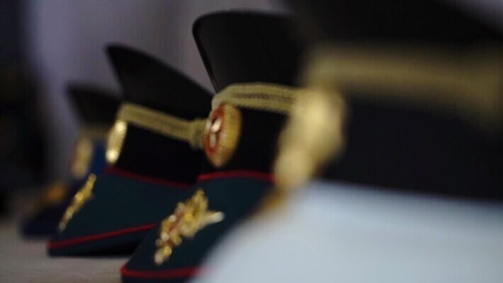 직업 모자 드레스 옷 별 무기 유니폼 작업복 경비 사람 사람없음 장식 빨간색 초록색 머리 검은색 어둠 힘 덮개 흰색 직물 악단 방어 황금 심볼 직원 오브젝트 서비스 사인 군용 싸움 배지 육군 병정 러시아인 소비에트 장교 정중 캡모자 국경 MOV 해외동영상 클립영상 자연요소 서양인 모자_잡화 잡화 음악 컬러 컨셉 모션 군대 어류 안전 신체부위 뚜껑 보호 동영상 파일형식