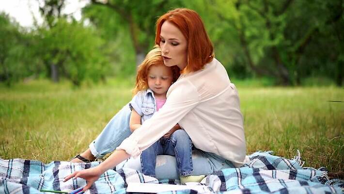 백인 라이프스타일 공원 교육 딸 종이 어린이 컬러 컨셉 2 학교 가족 자연 놀이 엄마 함께함 창조 미술 미소 웃음 사람 앉기 취미 야외 두명 여름 연필 페인트 유치원 기쁨 게임 아기 그리기 담요 그림 예술가 화가 빨간머리 개발 돌봄 4K MOV 해외동영상 클립영상 서양인 직업 헤어스타일 계절 공공시설 감정 관계 모션 문화예술 학용품 표정 생활 필기구 생태계 동영상 파일형식