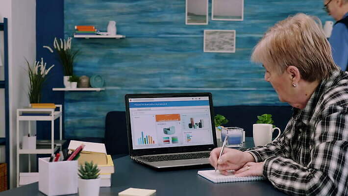 커플 응시 노년 비즈니스 통계 성공 그래프 주택 직장 사람 앉기 성인 금융 노트북 컴퓨터 사무실 공책 자료 기록 업무 작업 비즈니스우먼 자신감 작업실 은퇴 집중 책상 분석 검색 리빙 옛날 프로젝트 4K MOV 해외동영상 클립영상 시선 여자 감정 가구 컨셉 회사 관계 모션 문구용품 건물 경제 전자제품 직장인 동영상 파일형식