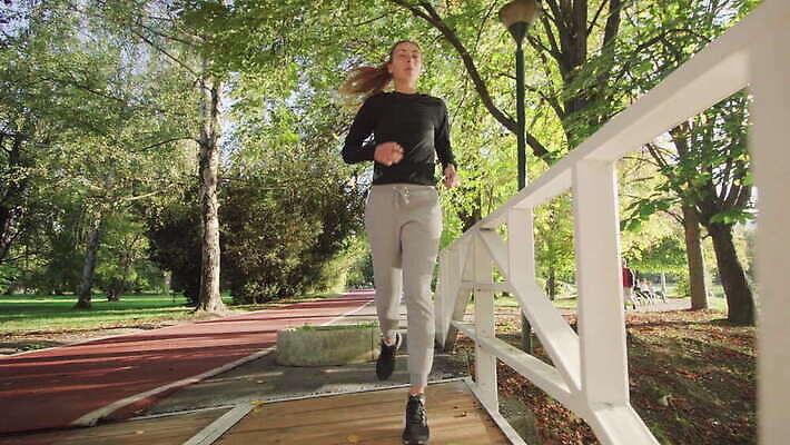 백인 라이프스타일 공원 여자 스포츠 건강 한명 야외 운동복 달리기 조깅 운동 햇빛 연습 달리기선수 4K MOV 해외동영상 클립영상 서양인 1 옷 공공시설 모션 사람 생활 태양 육상선수 동영상 파일형식