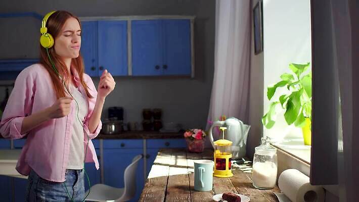 1 여자 커피 음악 창문 휴식 주택 실내 한명 서기 미소 사람 성인 내부 목재 컵 인테리어 뷰티 헤드폰 방 듣기 머그컵 닫기 차 아침식사 책상 내추럴 스타일 4K MP4 해외동영상 클립영상 나무 식기 디자인 음료 음향기기 가구 컨셉 재료 모션 문화예술 표정 건물 식사 동영상 파일형식