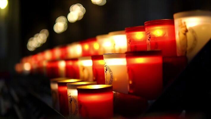 전통 라이프스타일 유럽 기독교 여행 백그라운드 건축양식 촛불 창문 유리 불 휴가 불꽃 미술 사람없음 내부 건물 아웃포커스 장식 빨간색 파란색 빛 성당 교회 어둠 낭만 천주교 프랑스 축하 얼룩 야간 심볼 신성 빛망울 연소 숭배 신앙심 파리(프랑스) MP4 해외동영상 클립영상 자연요소 건축물 건축 나라 종교 컬러 컨셉 초 종교건축 재질 문화예술 촬영기법 생활 동영상 파일형식