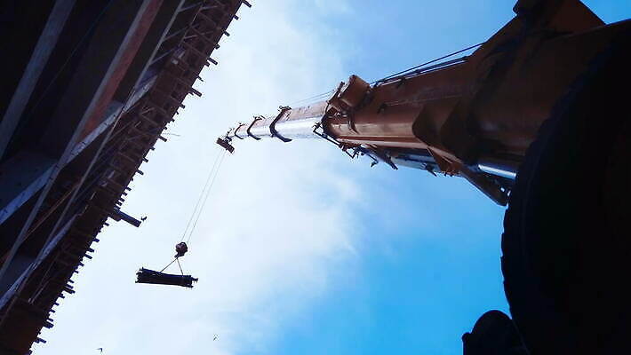 직업 산업 비즈니스 자동차 모바일 노동자 안전 사람 사람없음 야외 건물 노란색 금속 기계 장비 건설현장 화물 업무 주름 엔지니어 떨어짐 안전모 엘리베이터 땅 서비스 기중기 감시 짐차 무거움 공학 발판 개발 리프팅 콘크리트 4K MOV 해외동영상 클립영상 건축물 교육 육상교통 컬러 컨셉 재질 건설업 운송업 작업 중장비 기술자 무게 헬멧 안전장비 동영상 파일형식