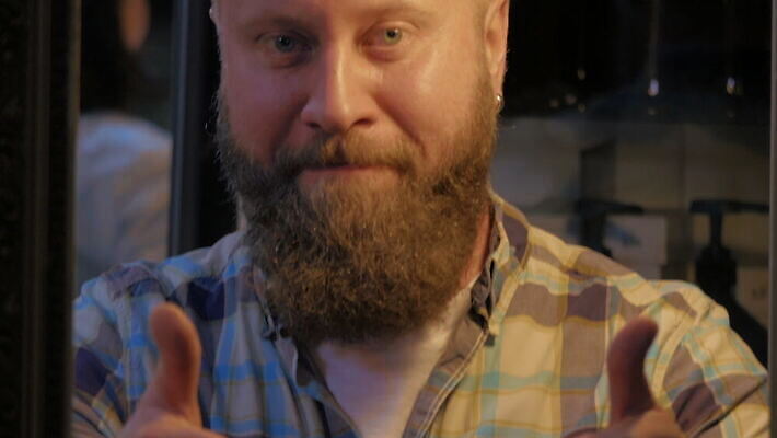 1 라이프스타일 남자 얼굴 셔츠 신체 손가락 휴식 수염 건강 미소 사람 성인 머리 유행 입 피부 콧수염 코 체크무늬 대머리 돌봄 스타일링 이발사 4K MOV 해외동영상 클립영상 헤어스타일 손 컨셉 상의 무늬 모션 표정 생활 신체부위 동영상 파일형식