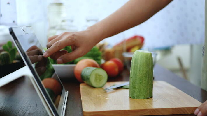 라이프스타일 손 음식 조각 인터넷 다이어트 채소 재료 오이 주택 건강 요리 목재 초록색 알약 주방 요리사 식사 앞치마 샐러드 신선 칼 미끄럼틀 강의 자르기 먹기 허브 검색 메뉴 준비 유기농 클립 레시피 성분 비타민 온라인 동영상 점심식사 채식주의자 4K MOV 해외동영상 클립영상 나무 식물 직업 웰빙 컬러 모션 건물 생활 신체부위 약 놀이기구 채식 영양소 파일형식