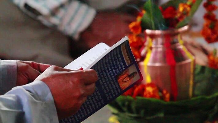 손 남자 아시아 종교 불교 불 사람 동양인 컬러풀 기도 시골 사찰 의식 영혼 원주민 연기 가난 성직자 승려 인도인 묘사 명상 복고 예배 향기 네팔 라마 민화 신앙심 힌두교 MOV 해외동영상 클립영상 자연요소 외국인 나라 컬러 컨셉 종교건축 인종 신체부위 아프리카인 그림 냄새 동영상 파일형식