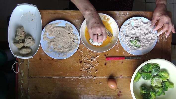 전통 접시 손 음식 빵 백그라운드 채소 오렌지 부분 주택 실내 건강 요리 목재 가로 계란 요리사 식사 저녁식사 샐러드 튀김 흰색 축하 신선 칼 브로콜리 먹기 준비 매움 밀가루 헝가리 점심식사 바이오 핸드메이드 4K MP4 해외동영상 클립영상 나무 직업 식기 컬러 컨셉 과일 재료 모션 내부 건물 신체부위 알 맛 가루 동영상 동유럽 파일형식