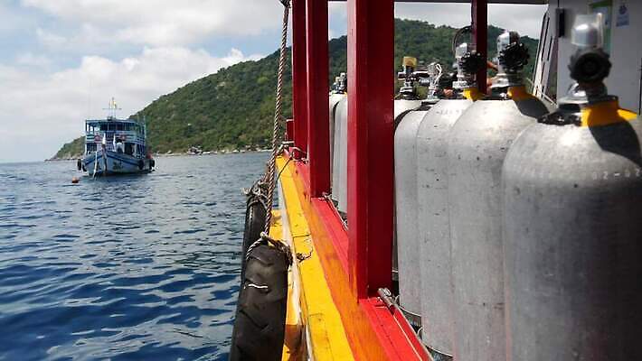 주간 스포츠 바다 섬 여행 백그라운드 태국 휴가 항해 취미 사람없음 물 파란색 금속 맑음 수중 장비 수상스포츠 보트 잠수부 휴양지 다이빙 함선 가스 수납 기어 산소 봉인 실린더 압력 압축 줄서기 철강 많음 4K MP4 해외동영상 클립영상 자연요소 아시아 컬러 컨셉 배_교통 모션 재질 날씨 수영 장소 원소 전문직 동영상 수중스포츠 파일형식