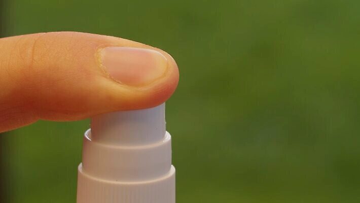 손 백그라운드 손가락 모션 치료 환경 화장품 젖음 흰색 물방울 긴급 신선 투명 액체 닫기 상품 향수 오브젝트 아로마 스프레이 분무기 펌프 데오드란트 돌봄 압력 압축 위생관리 4K MOV 해외동영상 클립영상 컬러 의학 관리 신체부위 뷰티 동영상 파일형식