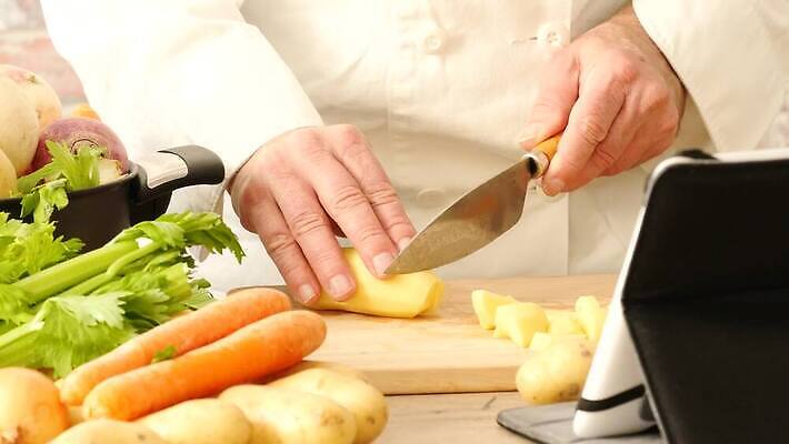 손 음식 채소 감자 요리 목재 주방 요리사 튀김 신선 작업 칼 닫기 자르기 묘사 준비 날것 만들기 프랑스어 4K MP4 해외동영상 클립영상 나무 직업 문자 재료 모션 신체부위 동영상 파일형식