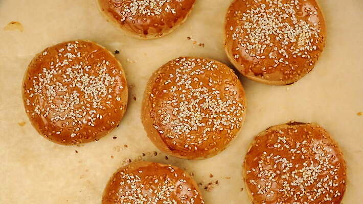 종이 음식 재료 패스트푸드 샌드위치 씨앗 사람없음 갈색 식사 빵집 껍질 햄버거 흰색 원형 그룹 황금 클래식 맛 아침식사 밀 굽기 먹기 속도 밀가루 깨 점심식사 번 양피지 이스트 치즈버거 페스츄리 해로움 핸드메이드 4K MOV 해외동영상 클립영상 도형 식물 빵 컬러 컨셉 식재료 모션 곡류 상점 조미료 인스턴트 가루 구이 동영상 파일형식