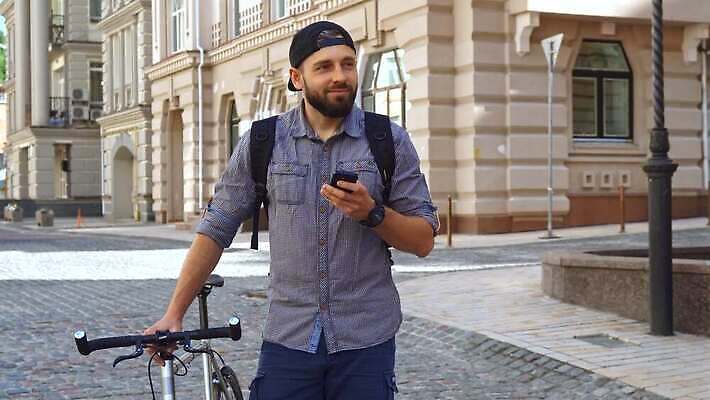 백인 라이프스타일 남자 행복 도로 길 스포츠 거리 갈색머리 건강 한명 미소 사람 성인 야외 여름 스마트폰 핸드폰 운동 디지털 스크린 자전거 낭만 도시 보행로 승차 순환 다이얼 타운 바이킹 운동가 4K MOV 해외동영상 클립영상 서양인 1 헤어스타일 계절 감정 컨셉 교통시설 모션 표정 생활 전자제품 스마트기기 바이크 동영상 파일형식