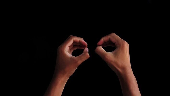 백인 손 알파벳 여자 남자 백그라운드 컨셉 영국 관리 손바닥 사람 검은색 우정 잡기 편지 B 심볼 사인 파란배경 동영상 고립 돌봄 벙어리 HD MOV 해외동영상 클립영상 서양인 영어 유럽 컬러 모션 신체부위 파란색 친구 파일형식