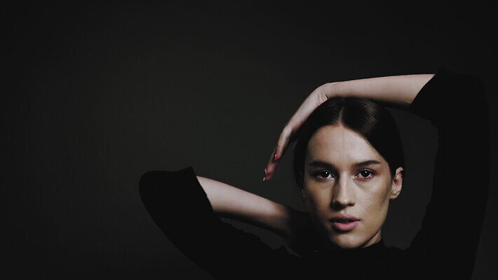 백인 모델 1 응시 여자 행복 얼굴 포즈 백그라운드 갈색머리 실내 미술 한명 미소 사람 성인 뷰티 섹시 유행 검은색 화려 우아함 유혹 피부 동영상 스타일 4K MOV 해외동영상 클립영상 서양인 헤어스타일 시선 감정 컬러 컨셉 문화예술 표정 내부 신체부위 파일형식