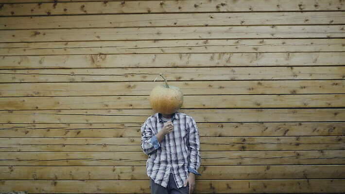 남자 얼굴 벽 포즈 백그라운드 채소 오렌지 자연 호박 휴가 생물 주택 흡연 담배 관리 가면 한명 서기 사람 야외 목재 머리 할로윈 가을 시골 등불 연기 무서움 두통 담배연기 습관 크리스마스이브 호러 4K MOV 해외동영상 클립영상 나무 1 계절 감정 크리스마스 과일 재료 모션 조명 건물 신체부위 질병 생태계 공포 동영상 파일형식