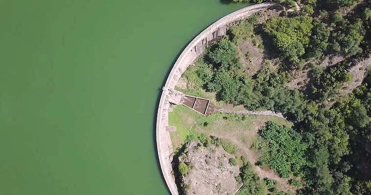 산업 호수 컬러 자연 산 안테나 풍경 사람없음 야외 물 강 환경 골짜기 미국 힘 발전기 에너지 저수지 댐 아치 애리조나 공학 세대 랜드마크 수력발전 콘크리트 4K MP4 해외동영상 클립영상 자연요소 공공시설 교육 북아메리카 통신 발전소 발전 생태계 동영상 수력에너지 파일형식